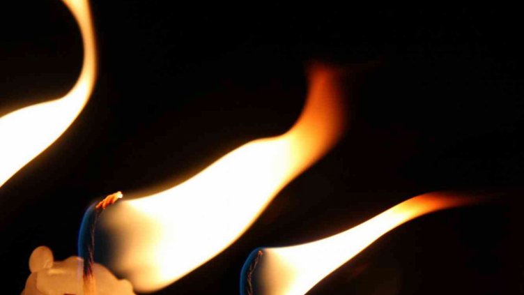  Изобретиха зарядно за смартфон, ползващо пламъка на свещ