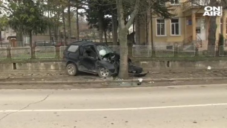 Джип се заби в дърво до кметство на русенско село 