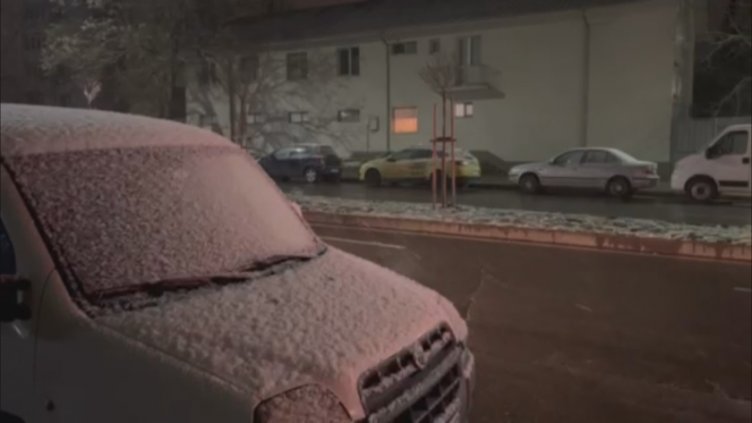 Сняг вали на Предела