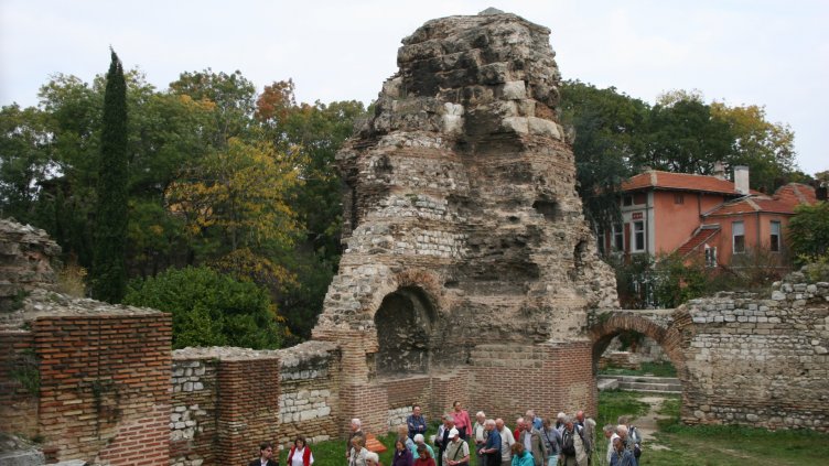 Повече чужденци посетили България през април