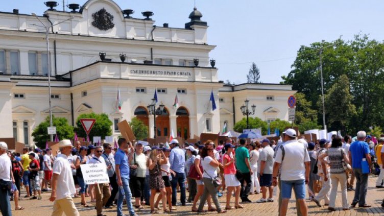 Едва стотина скандират: Оставка на Мая!
