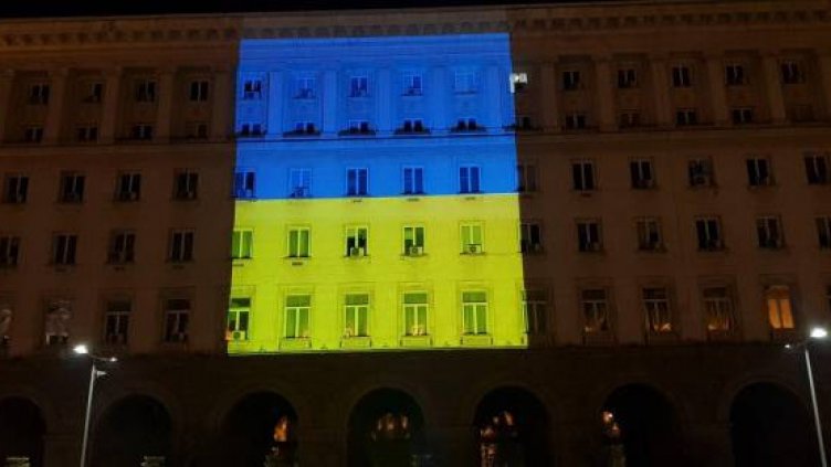 Осветяват сградата на Министерския съвет в цветовете на украинското знаме