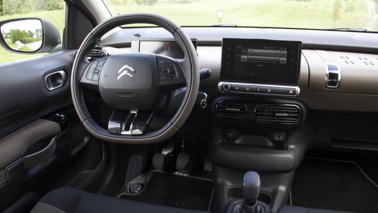 Пешеходец блъсна автомобил във Варна