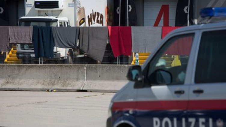 Трима българи са арестувани за камиона-ковчег в Австрия