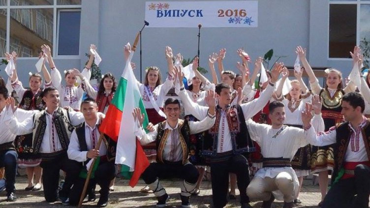 Цял клас с народни носии на абитуриентския бал  