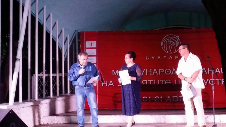 ПЕТКО ПЕТКОВ БЕШЕ МНОГО РАЗВЪЛНУВАН от признанието, което получи с първото място в конкурса „Сувенири“. 