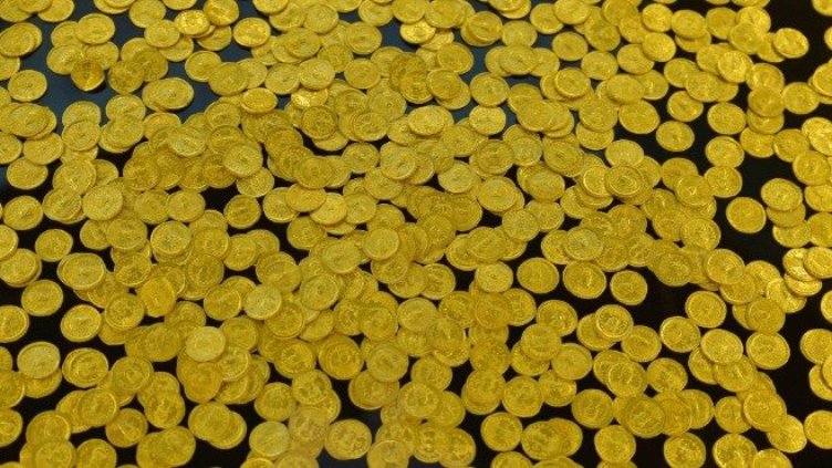 Жени пробутват жълт метал за злато