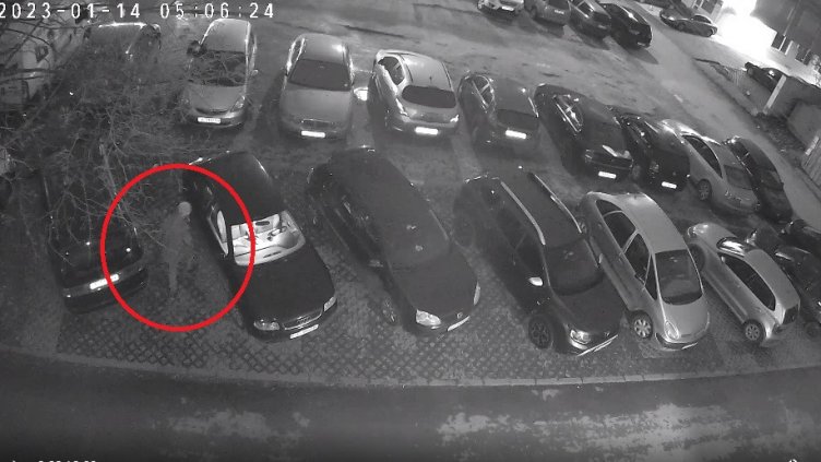 Появиха се клипове с човека, който пука гуми в "Левски"