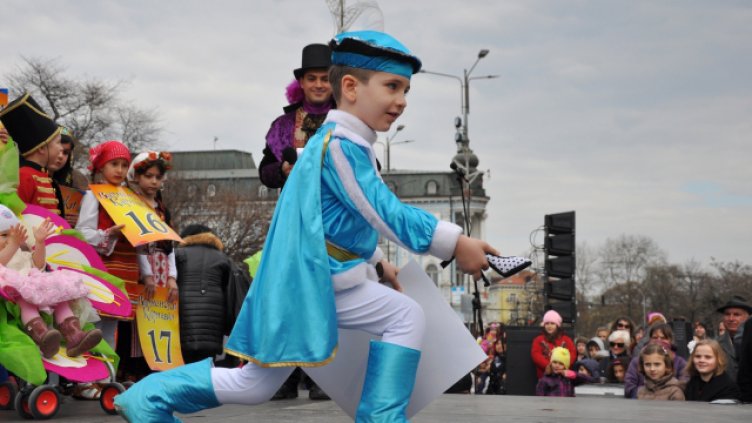 Деца се маскираха като любими приказни герои и по време на Варненския карнавал. Снимка Пламен Гутинов