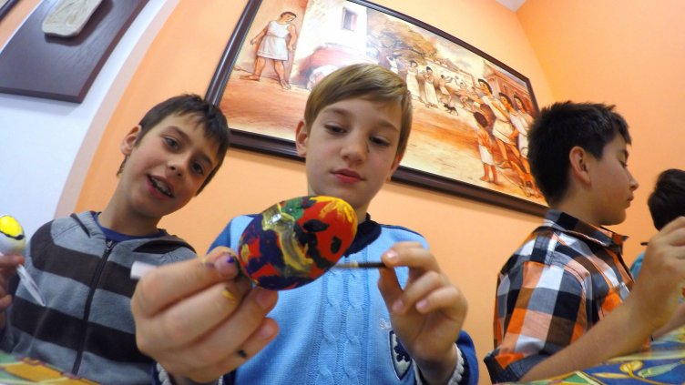 Варненчета боядисаха яйца в музея (СНИМКИ)