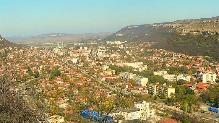 Огромна скала се срути до къщи в Провадия