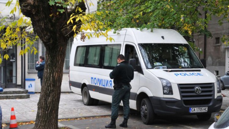 Задържаха микробус с мигранти в Бургас