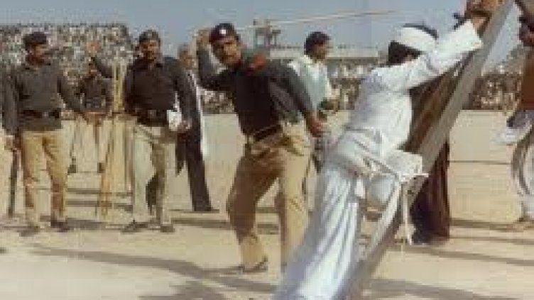 В Пакистан тълпа уби жена и двете й внучета заради &quot;богохулство&quot; във Фейсбук