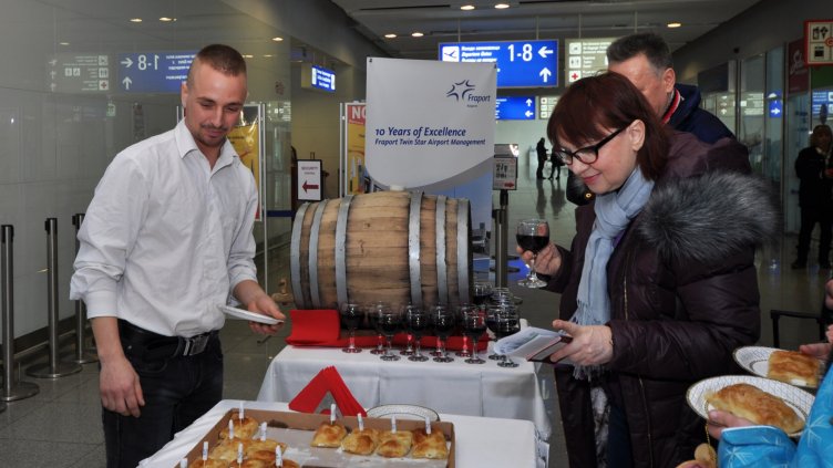 С 10 метрова баница, вино и българско хоро поздравиха пътниците на летище Бургас (СНИМКИ)