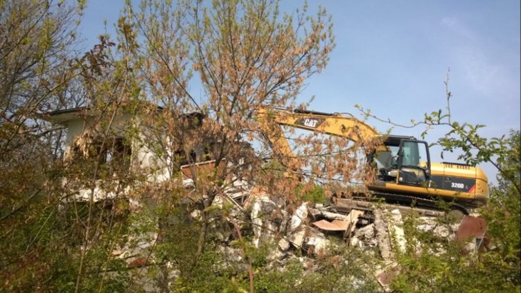 МОН ще сезира прокуратурата за съборената сграда в Равда