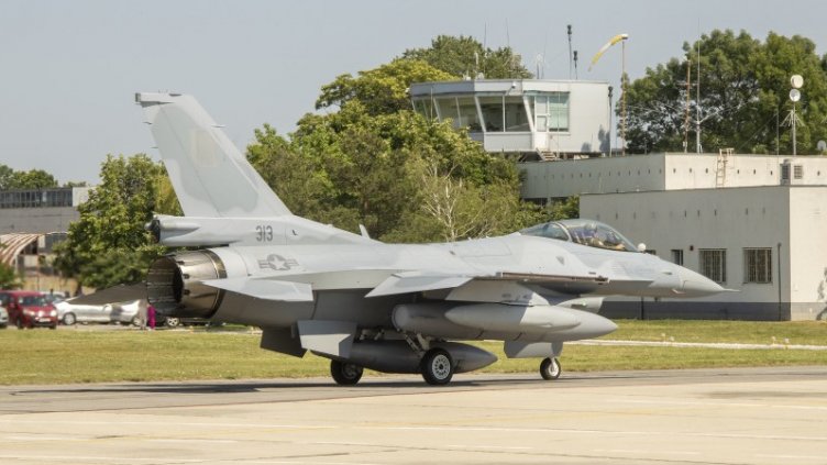 Вторият F-16 вече е у нас, кацна в Трета авиационна база в с. Граф Игнатиево