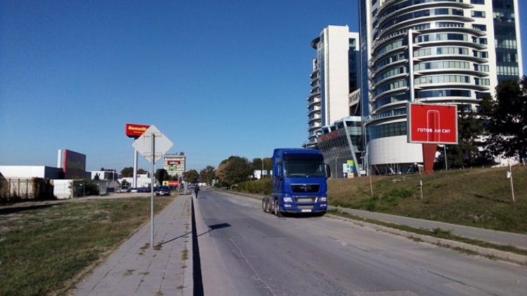 Камион затруднява 4 дни движението по улица край бул. „Владислав“