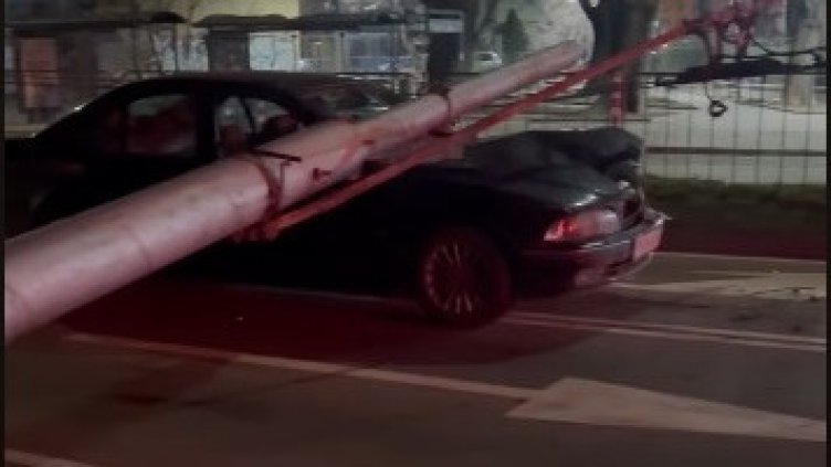 Стълб падна върху кола в центъра на Варна