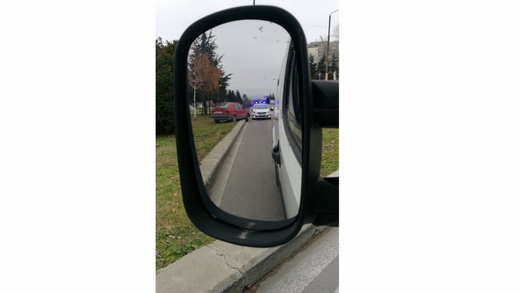 Рено се удари в дърво при каскада във Владиславово