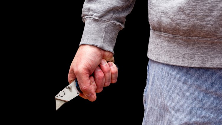 Мъж ряза жестоко съпругата си с макетен нож