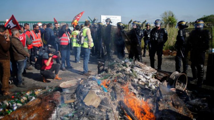 Французите имат 35-часова работна седмица и стачкуват. Защо?