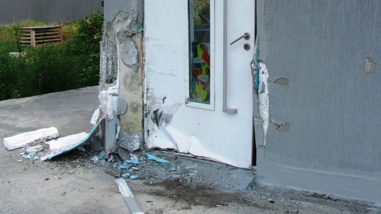 “Мерцедес” разби бронирана врата на фирма във Варна (СНИМКИ)