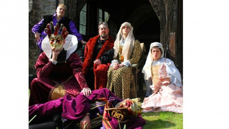 Мъже играят ролите във Веселите уиндзорки