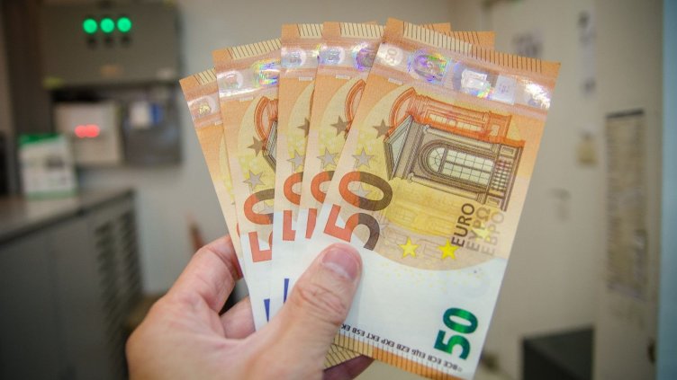 Майка на полицай върна забравена чанта с 3000 евро и златни накити