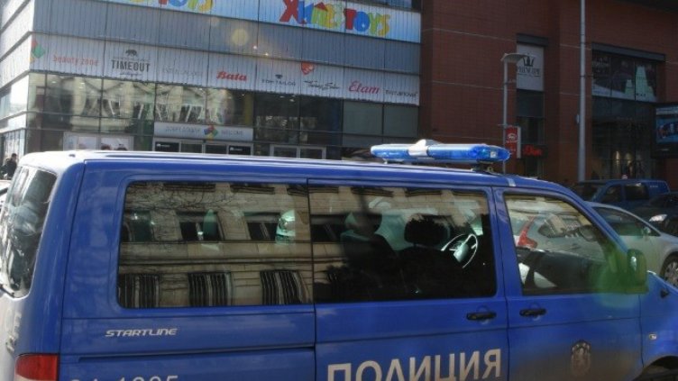 Прибраха в ареста охранителя, който рани с нож 19-годишен  