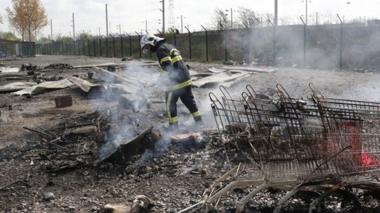 Мигрантски лагер изгоря след сблъсъци между обитателите му