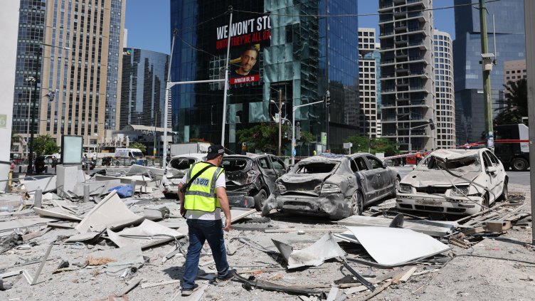 Иран удари израелска болница, Израел се закани на Али Хаменей