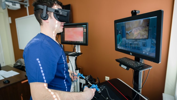3D очила за виртуална реалност допълват обучението по хирургия в МУ-Варна
