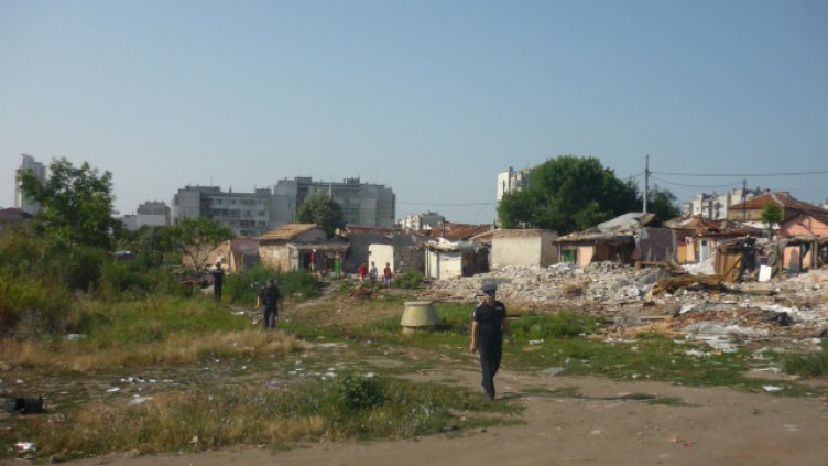 Бутнаха 28 незаконни къщи в "Меден рудник"