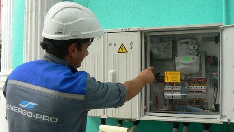 Енергото обеща, няма да спира тока по празниците