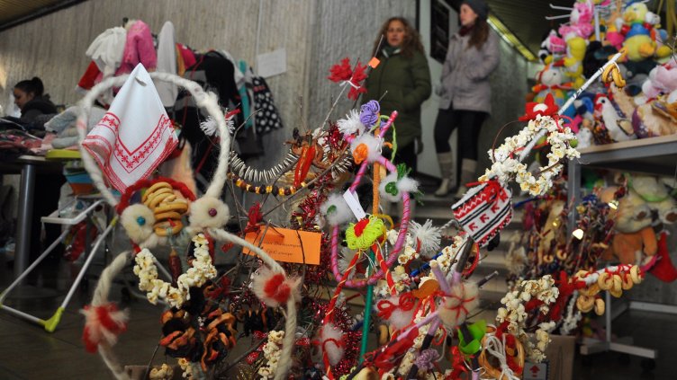 ДЕЦА СА ДАРИЛИ ръчно изработени сурвакници.