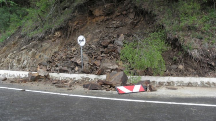 Заради силни валежи: Свлачище блокира Рилския манастир