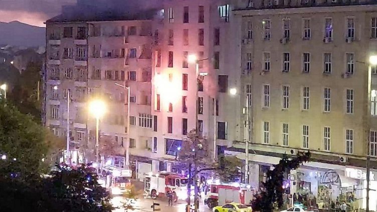 Горя хотел в центъра на София, жена загина, има и ранени (ВИДЕО)