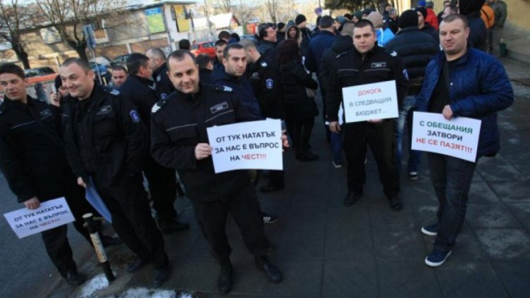 Служителите на затворите: Европа и за нас!