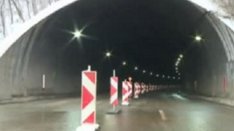 АПИ: ТИР изкъртил кабели и мазилка в тунел "Витиня"