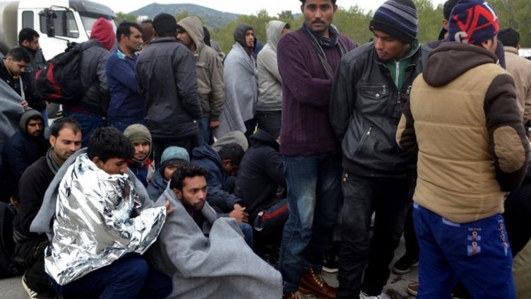 Нелегални афганистанци бродят пеш по... магистрала „Марица“