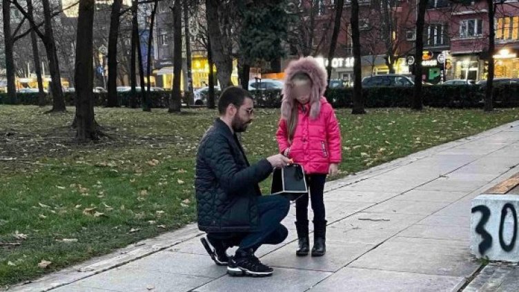 Доброто е край нас. Момиченце дарява баби с картичка и паричка, спестена е!