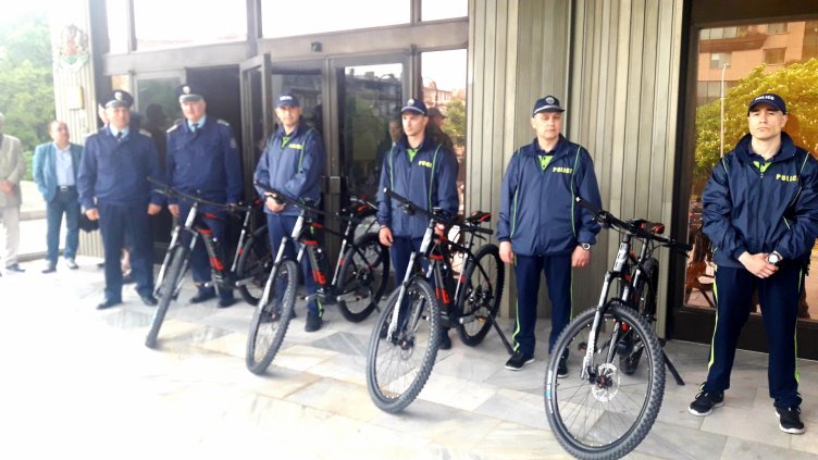 Полицията във Варна получи 2 нови автомобила и 4 електрически велосипеда