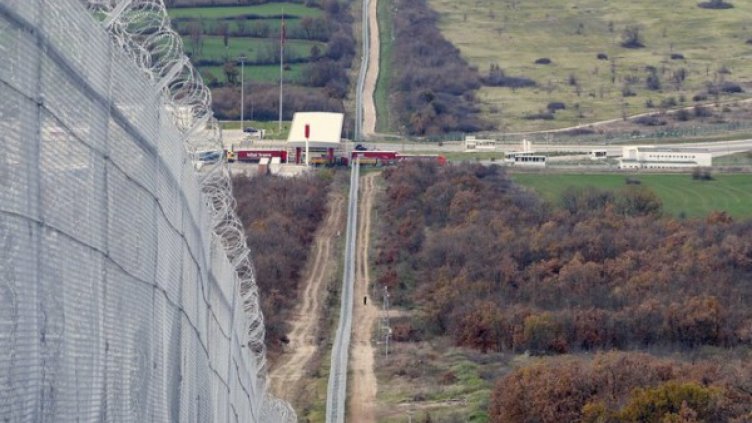 Военните на границата - с оръжие, палки, щикове
