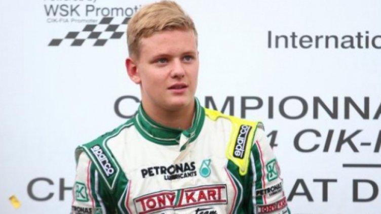 И синът на Шумахер катастрофира