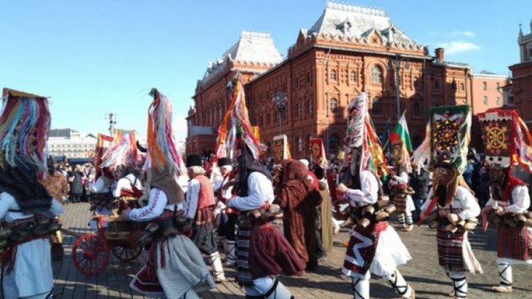 Кукери гонят злото на Червения площад в Москва