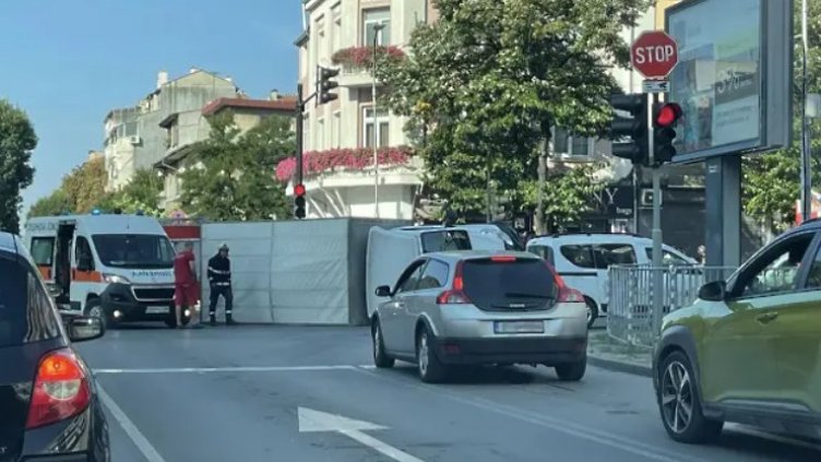 Камион се преобърна в центъра на Варна