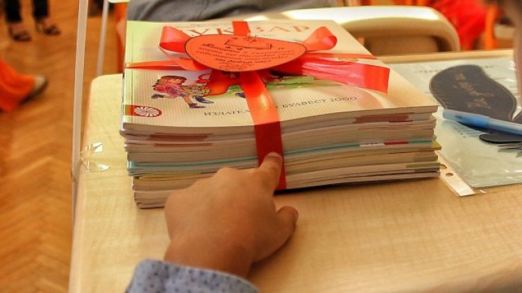 Какво прави петелът с майка си? Второкласници в шок, бесни родители!