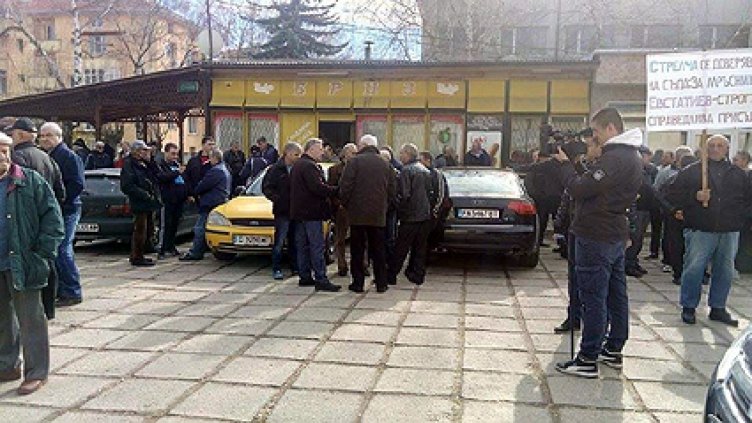 Иван Евстатиев остава в ареста