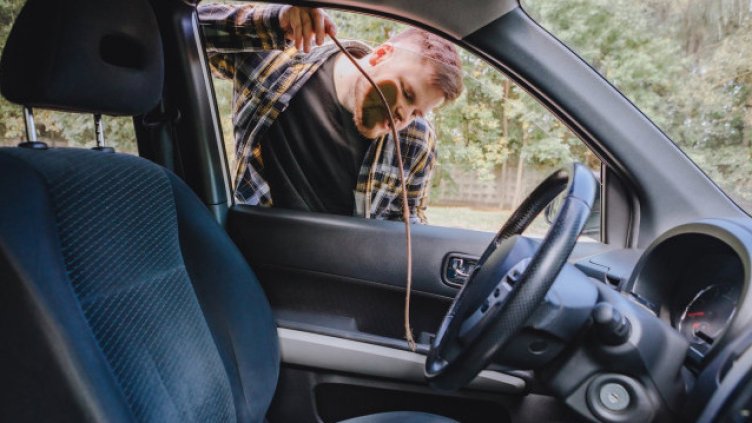 Ха сега де: Колата се заключи, а ключът е вътре! Какво ли да правя?