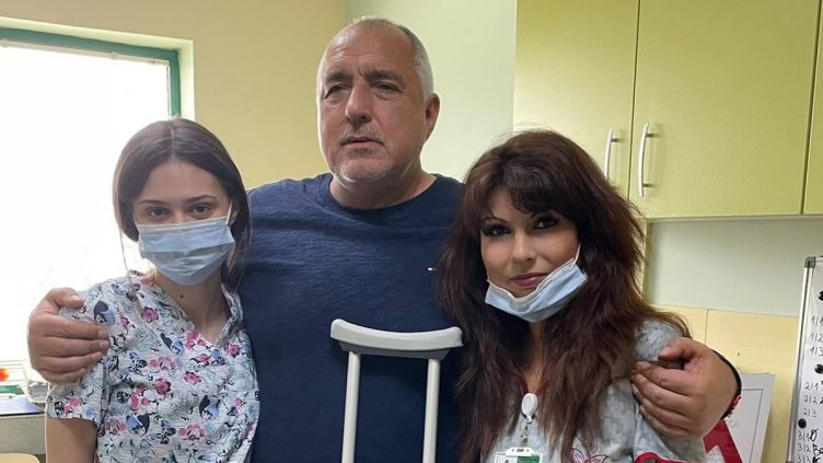 Премиерът в оставка се разходи на куц крак из отделението в "Софиямед" (ВИДЕО)